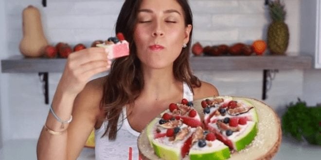 Vegan YouTuber Rawvana Keeps Apologising For Eating Fish, But Her 1.3 Million Followers Aren't Buying It